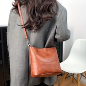 Resim Kadınlar için şık omuz çantası - Çıkarılabilir askı, fermuar kapanışı, polyester astar - Günlük ve resmi kullanımlar için çok yönlü düz renkli el çantası 