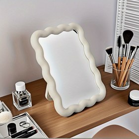 Resim Bir Dalgalı Kenarlı Şık Ayarlanabilir Makyaj Aynası - Parlatılmış Cam Yüzey, Bej/Beyaz/Pembe Plastik Çerçeve - Çok Fonksiyonlu Makyaj Masaları veya Duvara Montaj için Uygun - Kadınlar ve Gençler İçin Mükemmel Bir Hediye. 