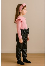 Resim Özge Başaran Kız Çocuk, Siyah Deri Fiyonk Detaylı Pantolon, Pembe Omuzu Fırfırlı Badi Ve Saç Pembe 