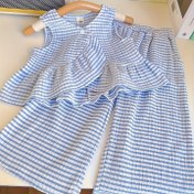 Resim Kızlar için yeni yaz koleksiyonu, ruffled kenarlı sevimli düzensiz kollu üst ve üç çeyrek geniş paça pantolon ile birlikte sunuluyor. Paskalya kutlamaları için mükemmel, tatlı ve sevimli bu kıyafet, rahat ve nefes alabilir, dış mekan için idealdir. 