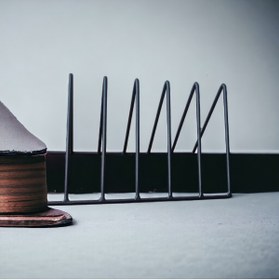 Resim dekorigo Üçgen 5 Gözlü Metal Dekoratif Masaüstü Dergilik/ Kitaplık 25x18cm 