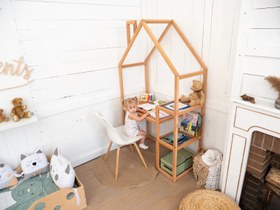 Resim Montessori Raflı Çalışma Masası 