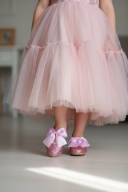 Resim PATİK BEBE KIZ ÇOCUK PEMBE RENKLİ PARLAK SİMLİ PAPYON FİYONKLU ORTOPEDİK ŞIK BABET 