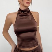 Resim Kadınlar için şık kahverengi askılı sırtı açık tank top - Kolsuz, dar kesim, düz renk, yaz moda için temel, askılı sırtı açık tasarıma sahip 
