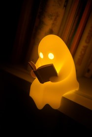 Resim Rekatech Sevimli Hayalet Kitap Okuyan LED Gece Lambası Pilli Mumlu – Dekoratif Masa Lambası 