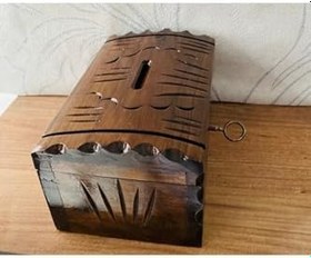 Resim Ceviz Işlemeli Kilitli Kumbara, Kadife Döşeme, 18 cm 