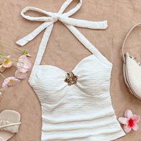 Resim Vintage ilhamlı beyaz askılı kolsuz üst, çiçek broşlu - Ruched göğüs, halter boyun, esnek kumaş, tüm mevsimler için kadın moda 