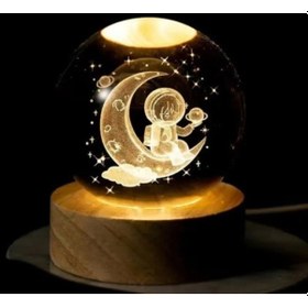 Resim Dekoratif Ay Üstünde Astronot Tasarımlı Ahşap Altlıklı Işıklı Cam Küre 8cm Büyük Boy 