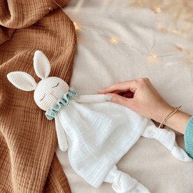 Resim Amigurumi Tavşan Müslin Uyku Arkadaşı - Krem Müslin Yeşil Yaka 