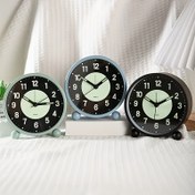 Resim 4 inç sessiz ışıklandırmalı pil saat, tıngırtısız gece lambası tasarımı, metal malzeme, öğrenciler, derin uyuklayanlar, ev yatak odası, komodin, ofis ve dış mekan dekorasyonu için uygun, doğum günü hediyesi, Noel 
