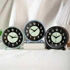 Resim 4 inç sessiz ışıklandırmalı pil saat, tıngırtısız gece lambası tasarımı, metal malzeme, öğrenciler, derin uyuklayanlar, ev yatak odası, komodin, ofis ve dış mekan dekorasyonu için uygun, doğum günü hediyesi, Noel 