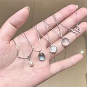 Resim 5 adet Kadın Kolye Seti, Deniz Mavisi Ay Taşı, İnci, Kabuk, Kelebek Kolye, Tatlı, Basit, Zarif, Hafif Lüks Kolye. 