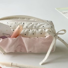 Resim Xiaohongshu'nun Yeni Kalem Kutusu, Çilek Süt Temalı Polka Dots Tasarımıyla Beyaz ve Pembe Renklerde Mevcuttur, Kalp Kurdeleli Motifle Mükemmel Bir Eşleştirme İçerir. 