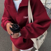 Resim Y2K Kadınlar İçin Casual Yarım Fermuarlı Sweatshirt - Bordo & Beyaz Renk Bloklu 1965 Yazılı, Uzun Kollu Kapüşonlu Kazak, Kanguru Cebi, Makinede Yıkanabilir Sonbahar/Kışlık, Rahat Giyim, Katlanabilir Yaka, Dayanıklı Kumaş, Günlük Kullanım, Retro Tarz, Kaliteli Dikiş, Sokak Stili 