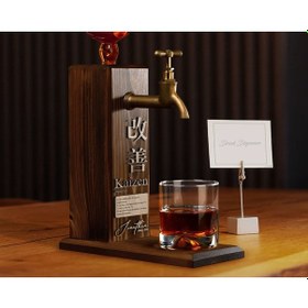 Resim Bk Gift Kişiye Özel Kabartma İsimli Tarihli Kaizen Tasarımlı Musluklu Ceviz Ahşap Şarap Standı-1, Viski Çeşmesi, Babaya Hediye, İçecek Dispenseri Bitm 