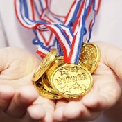 Resim 10'lu Altın Renkli Plastik Ödül Madalyaları, Spor, Oyun, Doğum Günü, Mezuniyet, Bekarlığa Veda Partisi Hediyeleri, Piñata Doldurucular, Noel, Yılbaşı, Baba Günleri Hediyeleri 