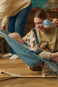 Resim Kinderkraft MIMI Bebek Ana Kucağı Oyuncaklı Hafif, Lüks İskandinav Tasarımı - Mavi 