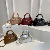 Resim Kadınlar İçin Retro Moda Komüt Çantası, Minimalist Trend Mini Crossbody Çanta, Benzersiz Bowling Kabuğu Tasarımlı Premium Küçük Boy Omuz Çantası. Altın Donanım, Ayarlanabilir Kayış, Yüksek Kaliteli Sap, İşe Gidiş-Geliş, Buluşmalar ve Akşam Etkinlikleri İçin Mükemmel - Siyah, Gümüş, Kahverengi ve Kırmızı Renk Seçenekleri 