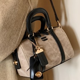 Resim 2024 Yeni Wo's Yastık Çantası Dönüştürülebilir Crossbody El Çantası, Altın Tonlu Donanım, Fermuarlı Kapatma & Çıkarılabilir Zincir Askılı - Bej Renkli Günlük ve Resmi Kıyafetler İçin Çok Amaçlı Moda Aksesuarı, Polyester Astar 