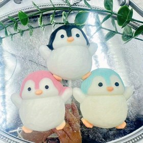Resim Sevimli Penguen Figürü ile Üç Renkte Sıkıştırılabilir Oyuncaklar; Çocukların Bilişsel Gelişimi, Ebeveyn-Çocuk Etkileşimi, Güvenli Malzemelerden Üretilmiş, Hem Yetişkinler Hem de Çocuklar İçin Eğlenceli, Hediye Olarak Verilebilir. 