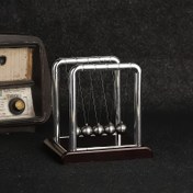 Resim Newton'un Kaldırıcı Denge Metal Top - Dayanıklı Demir ve PP Eğitici Fizik Bilim Oyuncak, Gençler ve Yetişkinler için İdeal, Demonstrasyonlar ve Deneyler için Masaüstü Dekor, Fizik Demonstrasyon Oyuncak|Eğitici Oyuncak|Dayanıklı Yapı, Newton'un Kaldırıcı 