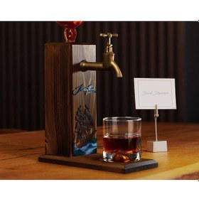Resim Bk Gift Kişiye Özel Kabartma İsimli Tarihli Pirates Ship Tasarımlı Musluklu Ceviz Ahşap Şarap Standı-6, Viski Çeşmesi, Babaya Hediye, İçecek Dispenser 