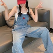 Resim Kadın Y2K Tarzı Yüksek Bel Denim Tulumları ile Kiraz Nakış - Gevşek Fit Düz Bacaklı Pantolon, Beyaz Crop Top, Kırmızı Beyzbol Kapağı, Beyaz Sneaker, Rahat Yaz Kıyafeti, Yüksek Bel Pantolon 