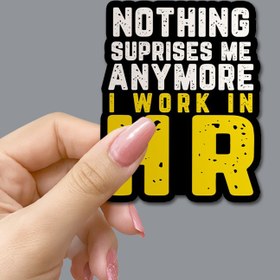 Resim Su Geçirmez Kesim Vinil Sticker - "İnsan Kaynaklarında Çalışıyorum, Beni Hiçbir Şey Sürpriz Yapmaz" - Siyah & Sarı, Mizahi İnsan Kaynakları İş Yeri Dekorasyonu, Ofis Süslemesi | Eğlenceli Metin Tasarımı | Dayanıklı Vinil Sticker, Ofis Malzemeleri 