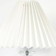 Resim Beyaz Rustik Modern Metal Ayaklı 22'lik Pileli Beyaz Kumaş Şapkalı Abajur Masa Lambası 