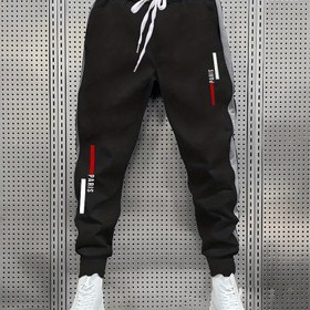 Resim Bu erkekler için dantelli spor pantolonları, tüm mevsimler boyunca rahat ve şık kalmanızı sağlar ve göz alıcı geometrik baskılarıyla dikkat çekir. 