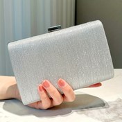 Resim Metal bir çapraz vücut zinciri ile gümüş bir Elegant Parlak Küçük Akşam Çantası, Şık ve Klasik, Resmi Akşamlar, Partiler, Düğünler ve Toplantılar için Kadınlar için Uygun. 