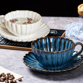 Resim 1 Takım, Seramik Fırın Kahve Kupa ve Tabak Seti, Beyaz&Mavi Renkli, 8.5oz/250ml Latte Süt için, Geniş Kalibre Bardak ve Tatlı Tabağı, Kahve Kupası, Öğleden Sonra Çayı Porselen Seti, Noel Doğum Günü Hediyesi, Ev Ofis Toplantı Odası İçin 