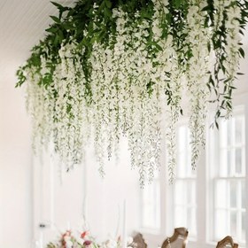 Resim 1 Set of 210.31 cm Beyaz Yapay Wisteria Çiçekleri, Plastik Dekoratif Asma Bitkileri, Tavanları Kaplamak ve Sarılmak İçin Mükemmel, Düğünler, Aile Toplantıları, Partiler ve İç Mekan veya Dış Mekan Süslemeleri İçin Uygun. 