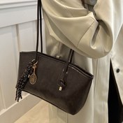 Resim Retro tarzı yüksek kaliteli kadın tote çantası, retro büyük kapasiteli el çantası, yeni günlük kullanım omuz çantası, dört renk seçeneğiyle klasik ve kişilikli tote çanta, raket kolyeli, dışarı çıkma için uygun 