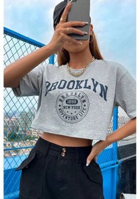 Resim Brooklyn 1898 Adventure Baskılı Kadın Crop Grimelanj T-shirt Gri 