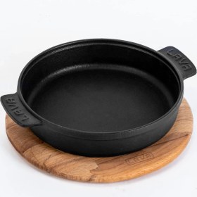 Resim Lava Döküm Yuvarlak Güveç Kabı Döküm Demir Yekpare Çift Kulplu Kayın Servis Ahşabı Çap(Ø)14cm. 