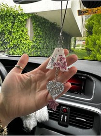 Resim şirinco A Harf Beyaz Zemin Üzeri Pembe ve Gümüş Renk Kalpli Epoksi Dikiz Ayna Süsü Hediyelik Araba Süsü 