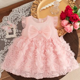 Resim Bebek kızlar için romantik tatil temalı, bağcıklar ve üç boyutlu çiçek desenleriyle süslenmiş, bir peri gibi pembe kıyafet için mükemmel bir elbise. 