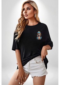 Resim Hippie Cesur Stil Dövmeli Kız Siyah Oversize Unisex Ön Sol Yan Minimal Baskılı Tişört Koyu Siyah 