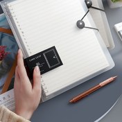 Resim Demir Klemensli Bir Ciltli Defter, 60 Yaprak Kağıt İçerir, Dört Renkli Bölücüler Özellikli ve Kolay Çekirdek Değişimi İçin Tek Tuş Mekanizması. Ofis Notları ve Çalışma için İdeal. 
