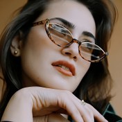 Resim Avrupa ve Amerikan tarzı retro kedi gözü yarı çerçeve gözlükler, trend ve popüler bir hit olan gözlükler. 