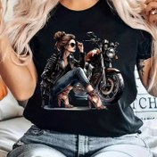 Resim Kadınlar için Retro Motosiklet Grafikli T-Shirt - Zarif Kıvrımlı Tasarım, Şık Kadın ve Motosiklet Baskılı Pembe Tee, Yaz Kıyafetleri, Partiler ve Günlük Giyim için Mükemmel, Motosiklet T Shir 