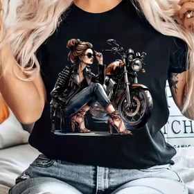 Resim Kadınlar için Retro Motosiklet Grafikli T-Shirt - Zarif Kıvrımlı Tasarım, Şık Kadın ve Motosiklet Baskılı Pembe Tee, Yaz Kıyafetleri, Partiler ve Günlük Giyim için Mükemmel, Motosiklet T Shir 