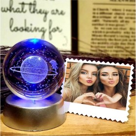 Resim Satürn Çemberinde Yürüyen Kız Işıklı Cam Küre 8cm*6cm 