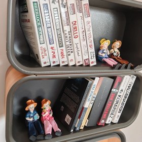 Resim Sallanan Ayaklı Kürek Taşıyan Ve Sulama Kabı Tutan Çocuk Biblosu 