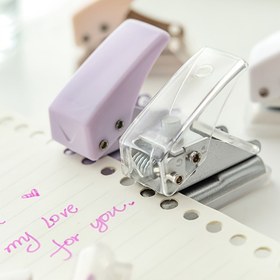 Resim 1 adet Mini Taşınabilir Kağıt Delici, Scrapbooking için El Tipi Delici, Plastik Yuvarlak Delici, Düzensiz Yaprak Bağlama Malzemeleri, Mor, DIY El Aleti, Delme 