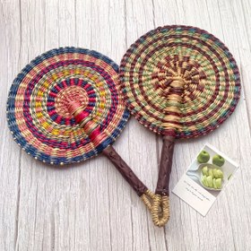 Resim Bohem Vietnam Deniz Otundan Dokuma Yuvarlak Duvar Yelpazesi - Renkli El Yapımı Hasır Dekoratif Püskül ile Evler, Konaklama Yerleri veya Boho-Şık Dekor için, Ev Dekorasyonu Aksesuarı | Etnik Estetik | Doğal Malzeme Yelpaze 