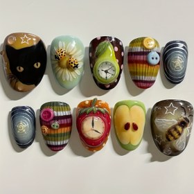 Resim 10 adet yaratıcı tırnak çıkartması kutusunda! Sevimli kediler, arılar, saatler ve canlı çizgili desenlerle dolu. Günlük çıkışlar veya şık partiler için ideal—kendinizi kolayca trendsetter yapın! 