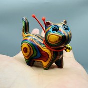 Resim El Yapımı Mor Sandal Ağacı Kedi Heykeli - Çok Renkli Dönen Desenler, Kırmızı Püskül Kulaklı Detaylı Minyatür Hayvan Heykeli, Kedi Severler İçin Eşsiz Ev Dekor Hediyesi 