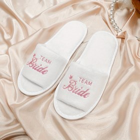 Resim Şık Glitter Pembe "Gelin" Terlik Seti - Kalp Tasarımı ile Parlayan "Gelin" Sandaletler, Düğünler, Gelin Duşları, Gelinlik Partileri ve Takım Gelin Hediyeleri için Mükemmel, Gelinlik Parti Terlikleri | Parlayan Sandaletler | EVA Yastıklı Taban, Gelinlik Aksesuarları için Gelin 